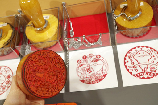 画像ギャラリー No.018のサムネイル画像 / んふんふ。10周年の「大なめこ展」開幕レポート。SEIKINさん&なめ先生に,1101種のなめこも大集結