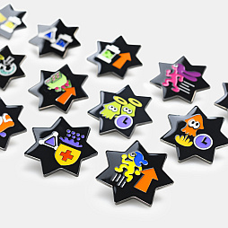 画像ギャラリー No.004のサムネイル画像 / 「ピンバッジ ギアパワーのかけら Splatoon 3」カプセルトイとしてNintendo TOKYOなどで発売。カプセルもゲーム内のものにそっくり