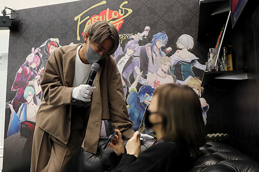 画像ギャラリー No.009のサムネイル画像 / 総額700万使ってしまいました。7人のイケメンホストによるシャンパンコールに酔わされた「ファビュラスナイト」AGF2022ブースレポート