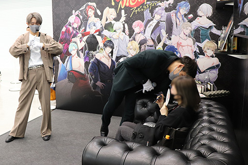 画像ギャラリー No.010のサムネイル画像 / 総額700万使ってしまいました。7人のイケメンホストによるシャンパンコールに酔わされた「ファビュラスナイト」AGF2022ブースレポート