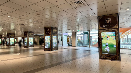 画像ギャラリー No.003のサムネイル画像 / 「ブラッククローバーモバイル」,交通広告を渋谷・新宿駅などに掲出