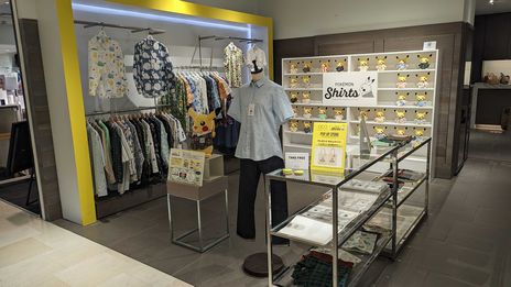 画像ギャラリー No.002のサムネイル画像 / 「ポケモンシャツ」の展示会が東京・新宿で本日から開催。生地の見本台帳やシャツを着たぬいぐるみの展示のほか,試着も可能