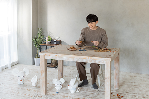 画像ギャラリー No.002のサムネイル画像 / 「ポケモンぬいぐるみ いつの間にか進化!?イッカネズミ」,予約受付を開始。ほぼ等身大サイズで拍手する仕草が再現可能