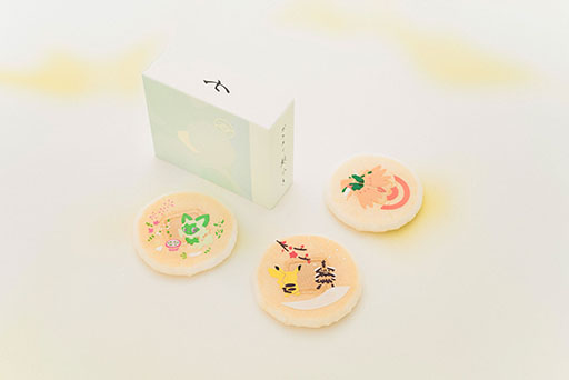 画像ギャラリー No.004のサムネイル画像 / 「ポケモン」,七條甘春堂とのコラボ商品「ポケモン京菓子 冬」の発売を発表。ピカチュウ,アローラロコンなどがデザインされた京菓子を味わえる