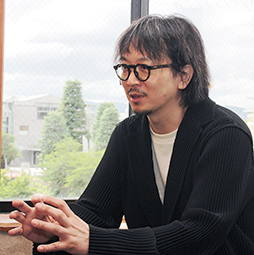 ���������꡼ No.004�Υ���ͥ������ / �Υ��󥿥ӥ塼�������β��ڥ�����˱ƶ���ڤܤ�HYBE����̾�����Ѥ��Ƥޤǥ�����ȳ���ĩ�魯�롣HYBE IM����֥ɥ�२�����פϡ��ɤ�ʿͤ������ܻؤ��Ƥ�����ҤʤΤ�