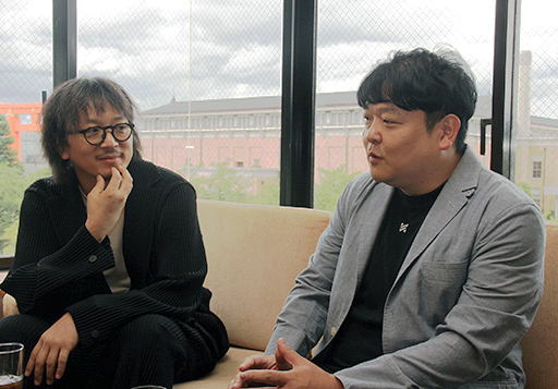 ���������꡼ No.005�Υ���ͥ������ / �Υ��󥿥ӥ塼�������β��ڥ�����˱ƶ���ڤܤ�HYBE����̾�����Ѥ��Ƥޤǥ�����ȳ���ĩ�魯�롣HYBE IM����֥ɥ�२�����פϡ��ɤ�ʿͤ������ܻؤ��Ƥ�����ҤʤΤ�