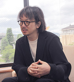 ���������꡼ No.015�Υ���ͥ������ / �Υ��󥿥ӥ塼�������β��ڥ�����˱ƶ���ڤܤ�HYBE����̾�����Ѥ��Ƥޤǥ�����ȳ���ĩ�魯�롣HYBE IM����֥ɥ�२�����פϡ��ɤ�ʿͤ������ܻؤ��Ƥ�����ҤʤΤ�