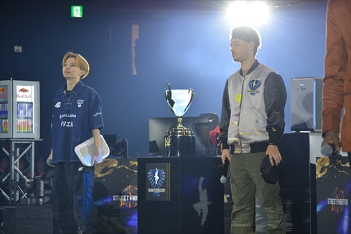 画像ギャラリー No.004のサムネイル画像 / ［インタビュー］プロ1年目にして大躍進。さはら選手が「カプコンカップ12」を制し，最強の称号と100万ドルを獲得。優勝直後の心境を語ってもらった