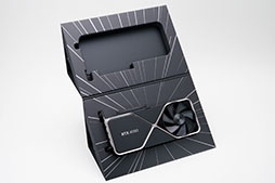 画像ギャラリー No.004のサムネイル画像 / 写真で見る「GeForce RTX 4090 Founders Edition」。最強GeForceは3スロット厚で重さ約2.2kgのヘビー級だ