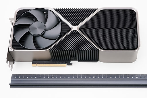 画像ギャラリー No.008のサムネイル画像 / 写真で見る「GeForce RTX 4090 Founders Edition」。最強GeForceは3スロット厚で重さ約2.2kgのヘビー級だ