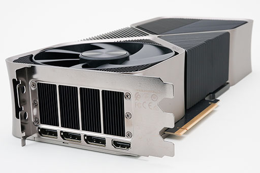 画像ギャラリー No.012のサムネイル画像 / 写真で見る「GeForce RTX 4090 Founders Edition」。最強GeForceは3スロット厚で重さ約2.2kgのヘビー級だ