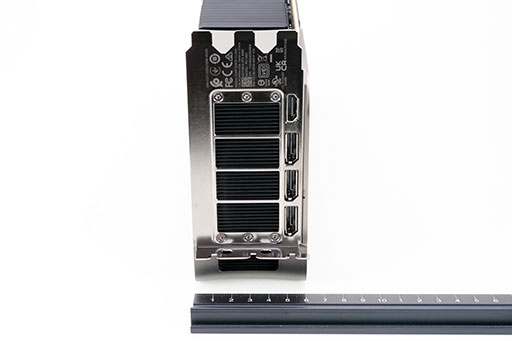 画像ギャラリー No.013のサムネイル画像 / 写真で見る「GeForce RTX 4090 Founders Edition」。最強GeForceは3スロット厚で重さ約2.2kgのヘビー級だ