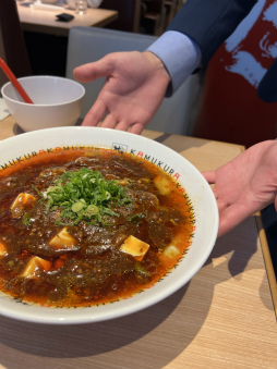 画像ギャラリー No.007のサムネイル画像 / 「龍が如く7外伝」と「どうとんぼり神座」のコラボメニューを試食してきた。麻(痺れ)と辣(辛味)のパンチが効いた「麻婆麺」