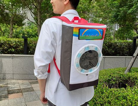画像ギャラリー No.004のサムネイル画像 / 洗濯物も入る! 「maimai」をイメージした「ドラム式洗濯機風ゲーム型リュック」2種がセガUFOキャッチャーオンライン限定プライズとして登場