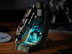 「アーマード・コア6」からパイルバンカー型のボールペンが登場。ノックで先端が展開し，付属のスタンドには発光機能を搭載