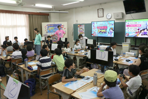 画像ギャラリー No.001のサムネイル画像 / 小学校で開催された「『桃太郎電鉄ワールド』体験会イベント」をレポート。児童がゲームを楽しく遊びながら,世界の国旗やその意義を学んだ