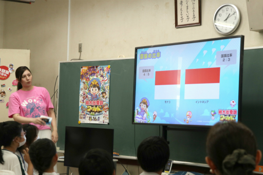 画像ギャラリー No.008のサムネイル画像 / 小学校で開催された「『桃太郎電鉄ワールド』体験会イベント」をレポート。児童がゲームを楽しく遊びながら,世界の国旗やその意義を学んだ