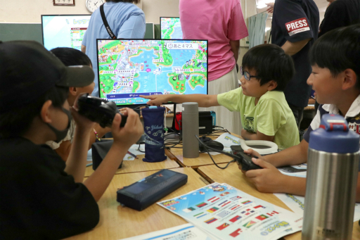 画像ギャラリー No.010のサムネイル画像 / 小学校で開催された「『桃太郎電鉄ワールド』体験会イベント」をレポート。児童がゲームを楽しく遊びながら,世界の国旗やその意義を学んだ