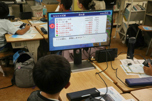 画像ギャラリー No.011のサムネイル画像 / 小学校で開催された「『桃太郎電鉄ワールド』体験会イベント」をレポート。児童がゲームを楽しく遊びながら,世界の国旗やその意義を学んだ