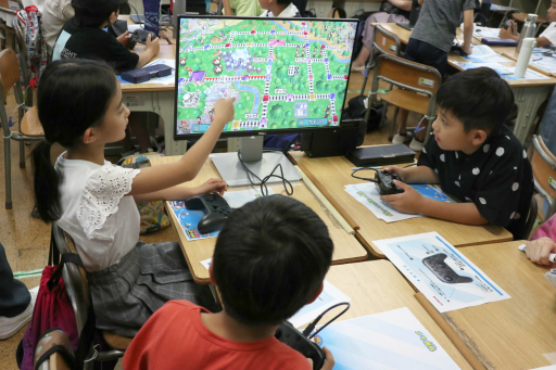 画像ギャラリー No.012のサムネイル画像 / 小学校で開催された「『桃太郎電鉄ワールド』体験会イベント」をレポート。児童がゲームを楽しく遊びながら,世界の国旗やその意義を学んだ