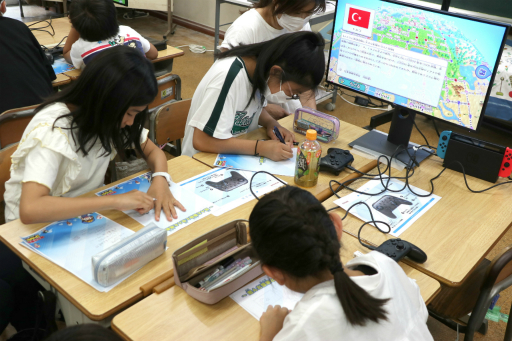 画像ギャラリー No.013のサムネイル画像 / 小学校で開催された「『桃太郎電鉄ワールド』体験会イベント」をレポート。児童がゲームを楽しく遊びながら,世界の国旗やその意義を学んだ