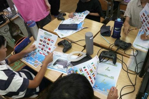 画像ギャラリー No.014のサムネイル画像 / 小学校で開催された「『桃太郎電鉄ワールド』体験会イベント」をレポート。児童がゲームを楽しく遊びながら,世界の国旗やその意義を学んだ