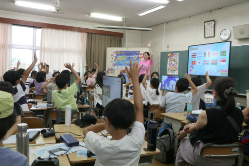 画像ギャラリー No.015のサムネイル画像 / 小学校で開催された「『桃太郎電鉄ワールド』体験会イベント」をレポート。児童がゲームを楽しく遊びながら,世界の国旗やその意義を学んだ