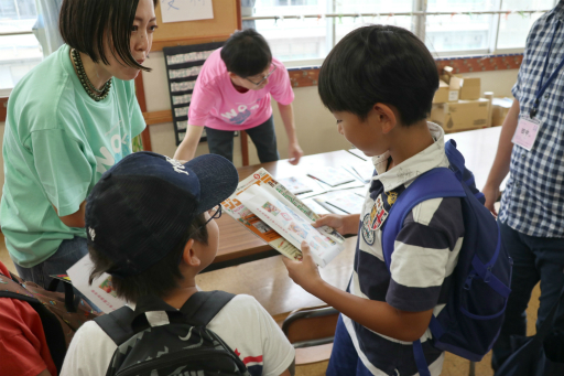 画像ギャラリー No.016のサムネイル画像 / 小学校で開催された「『桃太郎電鉄ワールド』体験会イベント」をレポート。児童がゲームを楽しく遊びながら,世界の国旗やその意義を学んだ