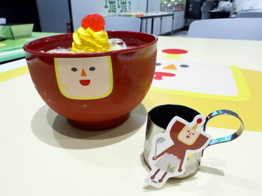 画像ギャラリー No.001のサムネイル画像 / ミソのミソ椀でゴクゴクとドリンクを飲む衝撃。「塊魂 Collaboration Cafe」レポート