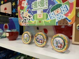 画像ギャラリー No.016のサムネイル画像 / ミソのミソ椀でゴクゴクとドリンクを飲む衝撃。「塊魂 Collaboration Cafe」レポート