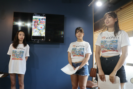 画像ギャラリー No.005のサムネイル画像 / ゲームプラットフォーム「GAPOLI」に「バベルのメダルタワーW!」登場。TVCMに出演するグラビアアイドル3名が登壇した発表会をレポート