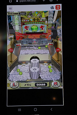 画像ギャラリー No.013のサムネイル画像 / ゲームプラットフォーム「GAPOLI」に「バベルのメダルタワーW!」登場。TVCMに出演するグラビアアイドル3名が登壇した発表会をレポート