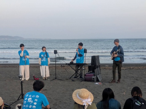 画像ギャラリー No.006のサムネイル画像 / 「Sky 星を紡ぐ子どもたち」ファン200人が集結。海岸のゴミ拾いイベント「光を紡ぐビーチクリーン in 江の島」に参加してきた