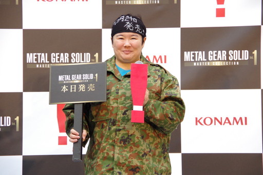 画像ギャラリー No.004のサムネイル画像 / やす子さんが潜入用ダンボールを身にまとい渋谷に出現。「METAL GEAR SOLID: MASTER COLLECTION Vol.1」発売記念イベントレポート