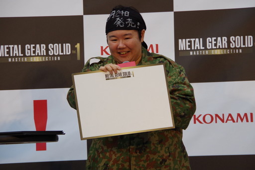 画像ギャラリー No.006のサムネイル画像 / やす子さんが潜入用ダンボールを身にまとい渋谷に出現。「METAL GEAR SOLID: MASTER COLLECTION Vol.1」発売記念イベントレポート