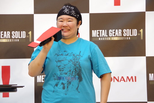 画像ギャラリー No.009のサムネイル画像 / やす子さんが潜入用ダンボールを身にまとい渋谷に出現。「METAL GEAR SOLID: MASTER COLLECTION Vol.1」発売記念イベントレポート