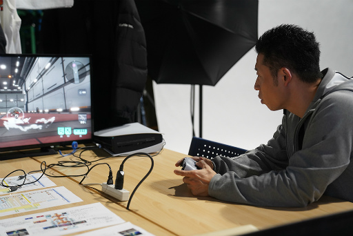 画像ギャラリー No.011のサムネイル画像 / 筋肉で地球の行く末を決める!? なかやまきんに君が出演する「デジボク地球防衛軍2」TVCM撮影現場レポート&合同インタビュー