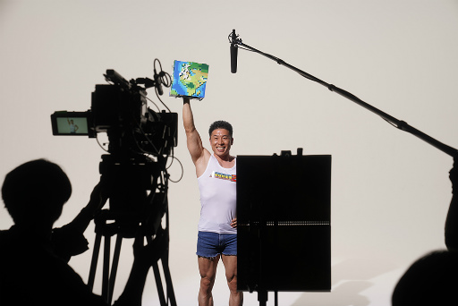 画像ギャラリー No.012のサムネイル画像 / 筋肉で地球の行く末を決める!? なかやまきんに君が出演する「デジボク地球防衛軍2」TVCM撮影現場レポート&合同インタビュー