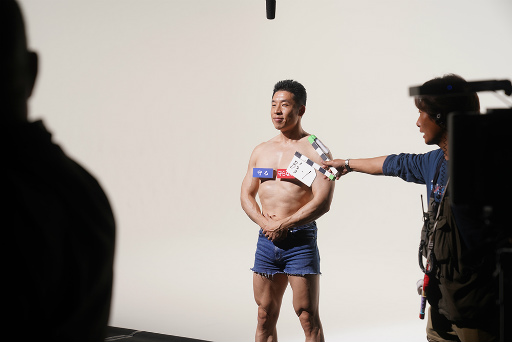 画像ギャラリー No.013のサムネイル画像 / 筋肉で地球の行く末を決める!? なかやまきんに君が出演する「デジボク地球防衛軍2」TVCM撮影現場レポート&合同インタビュー