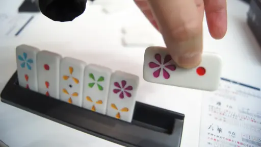 ���������꡼ No.003�Υ���ͥ������ / 2023�������ܺ��ϻ�ڡפ�ץ쥤���Ⱦ岼�ɤ�����ɥߥ��פ�Ȥä�3����������Ω���ܻؤ�����������������������