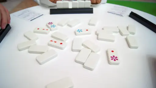 ���������꡼ No.004�Υ���ͥ������ / 2023�������ܺ��ϻ�ڡפ�ץ쥤���Ⱦ岼�ɤ�����ɥߥ��פ�Ȥä�3����������Ω���ܻؤ�����������������������