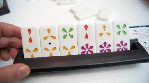 ���������꡼ No.005�Υ���ͥ������ / 2023�������ܺ��ϻ�ڡפ�ץ쥤���Ⱦ岼�ɤ�����ɥߥ��פ�Ȥä�3����������Ω���ܻؤ�����������������������