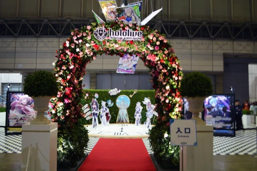 ���������꡼ No.064�Υ���ͥ������ / ��hololive SUPER EXPO 2025�ץե��ȥ�ݡ��ȡ���ǯ�ϡ֥ۥ��饤�֥��������ɡפ�ơ��ޤˡ��θ�����Ÿ���䥹�ơ������٥�Ȥ�Ÿ��