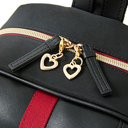 画像ギャラリー No.003のサムネイル画像 / 「学園アイドルマスター」とコラボした新作アパレル,予約受付を開始。花海咲季,月村手毬,藤田ことねをイメージしたボディバッグとアウター