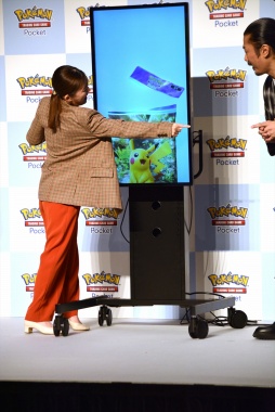 ���������꡼ No.013�Υ���ͥ������ / ��Pok���mon Trading Card Game Pocket���ۿ���ǰ���٥�ȳ��š�CM�б�ΰ�ƣ��轤��󤬥ѥå��������֥ݥ��ݥ��פ�̥�Ϥ򤷤ä��ꥢ�ԡ���