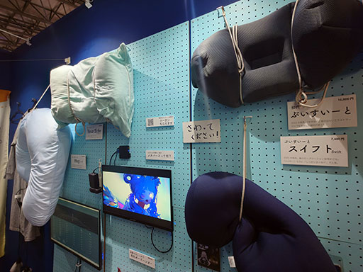 画像ギャラリー No.003のサムネイル画像 / VR睡眠用枕「ぶいすいーと」の新作は抱き枕スタイル。添い寝派にいいかもです［TGS2026］