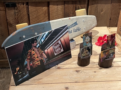 ���������꡼ No.008�Υ���ͥ������ / ��ζ��ǡ�������� Pirates in Hawaii�פȥϥ磻���󥫥ե����쥹�ȥ�� �����ϥơ��֥�ȤΥ���ܳ��ŷ��ꡣ2��12������3��9���ޤǴ��ָ���