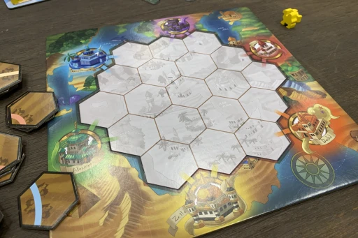 画像ギャラリー No.003のサムネイル画像 / “あのへん”にある特産品を取りに行こう。アバウトな地図を元に交易路を作りあげるパズル風ボードゲーム「シルクロードアドベンチャー」を紹介