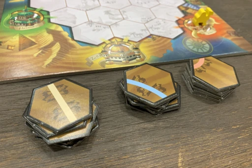 画像ギャラリー No.007のサムネイル画像 / “あのへん”にある特産品を取りに行こう。アバウトな地図を元に交易路を作りあげるパズル風ボードゲーム「シルクロードアドベンチャー」を紹介