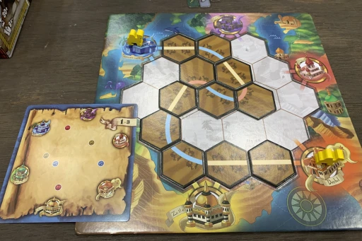 画像ギャラリー No.008のサムネイル画像 / “あのへん”にある特産品を取りに行こう。アバウトな地図を元に交易路を作りあげるパズル風ボードゲーム「シルクロードアドベンチャー」を紹介
